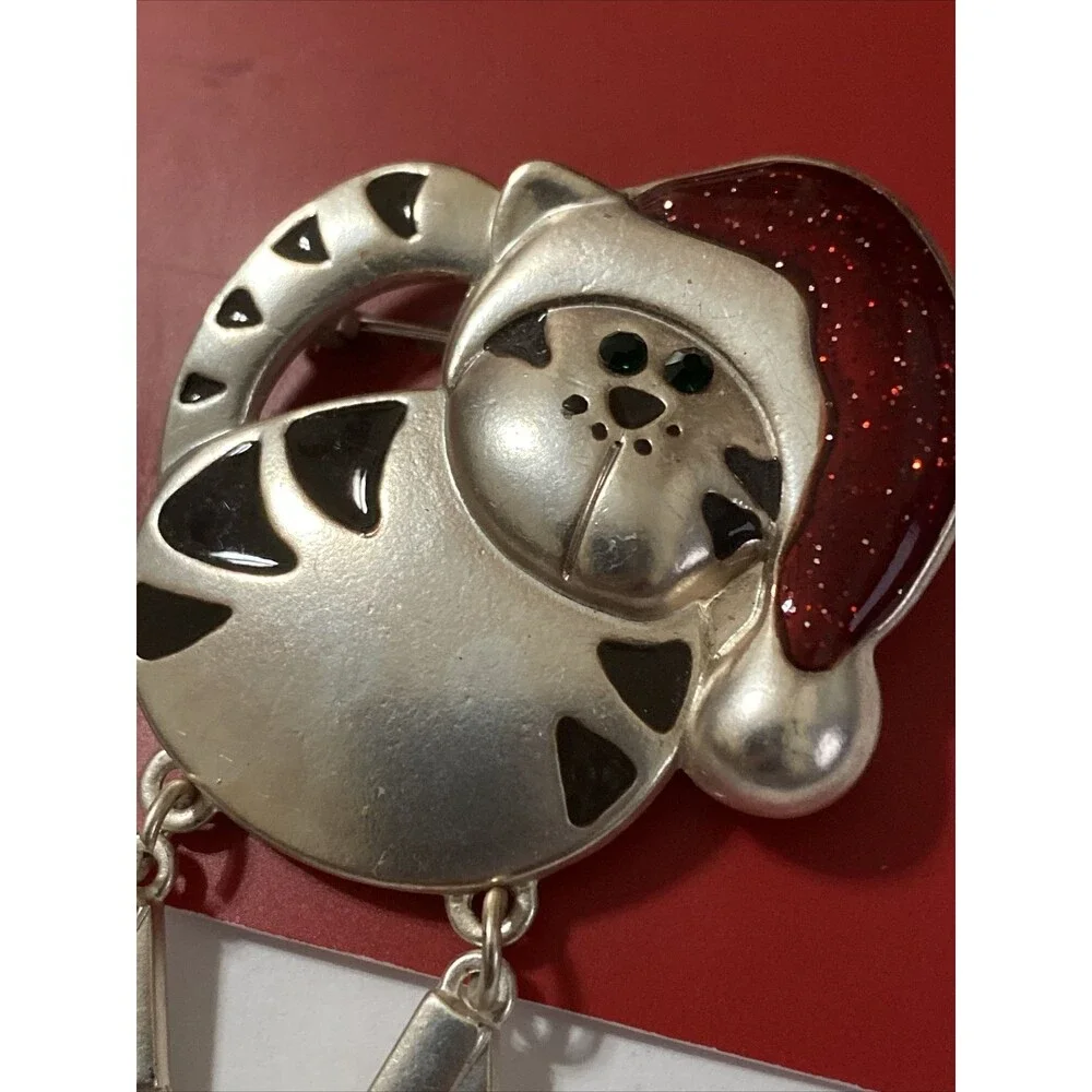 NWT Kohl’s Christmas Cat with Dangling Feet Brooch Santa Hat Enamel Pin 2.5” NEW